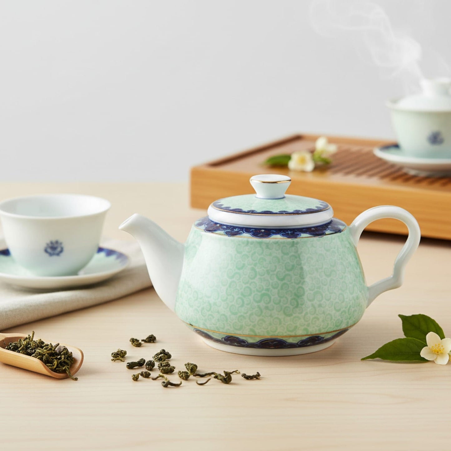 Théière Théière en Porcelaine Bleue et Blanche Brise d'Asie - Design Oriental Élégant